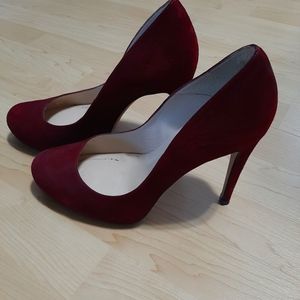 Suede rounded toe heel